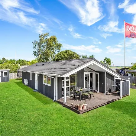 Lovely In With Kitchen Feriehus